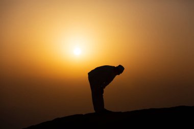 Mekke 'deki hira mağarasında dua eden hacılar. Kabe ve Suudi Arabistan' ın kutsal mekanları.