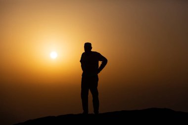 Mekke 'deki hira mağarasında dua eden hacılar. Kabe ve Suudi Arabistan' ın kutsal mekanları.