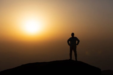 Mekke 'deki hira mağarasında dua eden hacılar. Kabe ve Suudi Arabistan' ın kutsal mekanları.