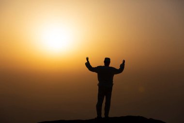 Mekke 'deki hira mağarasında dua eden hacılar. Kabe ve Suudi Arabistan' ın kutsal mekanları.