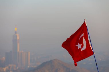 Türk bayrağı ve bayrağı sallayan adam