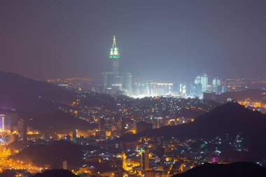 Abraj Al Bait Kraliyet Saat Kulesi ile Skyline Makkah, Suudi Arabistan. Kule, dünyanın en yüksek saat kulesidir. 601 metre 1972 metre yüksekliğindedir..