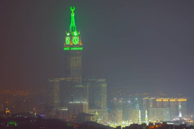 Abraj Al Bait Kraliyet Saat Kulesi ile Skyline Makkah, Suudi Arabistan. Kule, dünyanın en yüksek saat kulesidir. 601 metre 1972 metre yüksekliğindedir..
