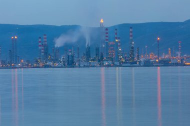 Türkiye Petrol Rafinerileri veya kısaca TPRA, 1983 Batman, zmir, İzmit 'teki dört kamu petrol rafinerisi ile Kirikkale şirketini birleştirerek bir çatı olarak kuruldu.