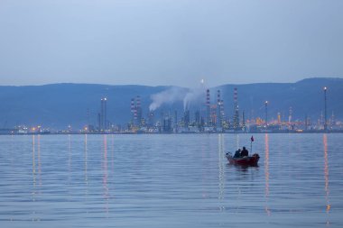 Türkiye Petrol Rafinerileri veya kısaca TPRA, 1983 Batman, zmir, İzmit 'teki dört kamu petrol rafinerisi ile Kirikkale şirketini birleştirerek bir çatı olarak kuruldu.