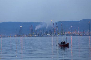 Türkiye Petrol Rafinerileri veya kısaca TPRA, 1983 Batman, zmir, İzmit 'teki dört kamu petrol rafinerisi ile Kirikkale şirketini birleştirerek bir çatı olarak kuruldu.