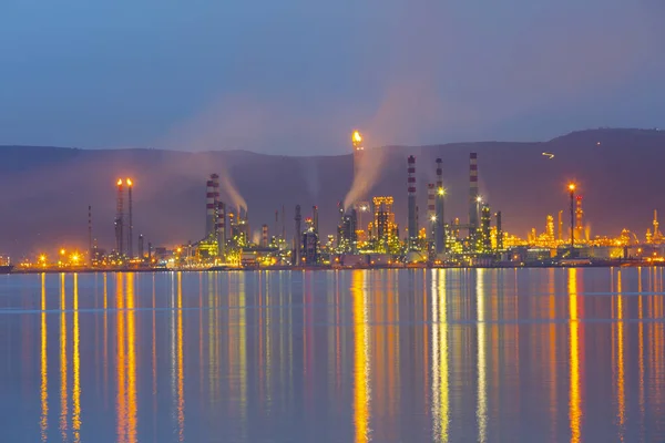 Türkiye Petrol Rafinerileri veya kısaca TPRA, 1983 Batman, zmir, İzmit 'teki dört kamu petrol rafinerisi ile Kirikkale şirketini birleştirerek bir çatı olarak kuruldu.