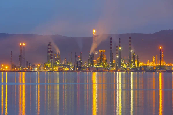 Türkiye Petrol Rafinerileri veya kısaca TPRA, 1983 Batman, zmir, İzmit 'teki dört kamu petrol rafinerisi ile Kirikkale şirketini birleştirerek bir çatı olarak kuruldu.