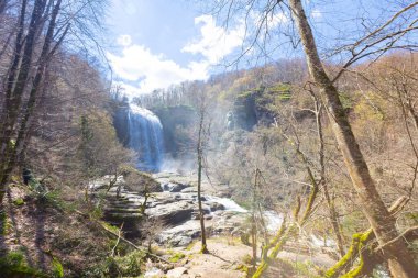 Bursa, Türkiye Mustafakemalpaa 'ya 18 km mesafede bulunan Suutu Şelaleleri, ilçenin 38 metre yükseklikten akan içme suyu olan FELEZ şelalesinin ihtiyaçlarını karşılıyor.