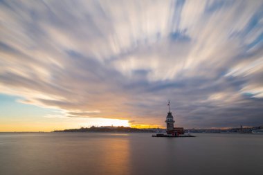 Maiden 's Tower, Salacak açıklarında, Marmara Denizi' ne yakın küçük bir adaya inşa edilmiş bir yapıdır. Efsanelere konu olan, çeşitli söylentilerin anlatıldığı yer..