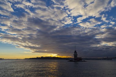 Maiden 's Tower, Salacak açıklarında, Marmara Denizi' ne yakın küçük bir adaya inşa edilmiş bir yapıdır. Efsanelere konu olan, çeşitli söylentilerin anlatıldığı yer..