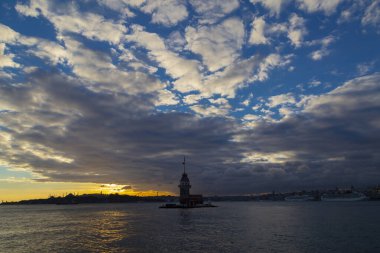 Maiden 's Tower, Salacak açıklarında, Marmara Denizi' ne yakın küçük bir adaya inşa edilmiş bir yapıdır. Efsanelere konu olan, çeşitli söylentilerin anlatıldığı yer..