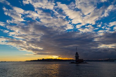 Maiden 's Tower, Salacak açıklarında, Marmara Denizi' ne yakın küçük bir adaya inşa edilmiş bir yapıdır. Efsanelere konu olan, çeşitli söylentilerin anlatıldığı yer..