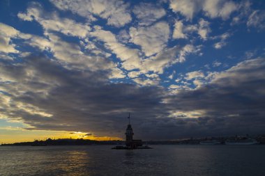 Maiden 's Tower, Salacak açıklarında, Marmara Denizi' ne yakın küçük bir adaya inşa edilmiş bir yapıdır. Efsanelere konu olan, çeşitli söylentilerin anlatıldığı yer..