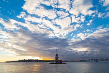 Maiden 's Tower, Salacak açıklarında, Marmara Denizi' ne yakın küçük bir adaya inşa edilmiş bir yapıdır. Efsanelere konu olan, çeşitli söylentilerin anlatıldığı yer..