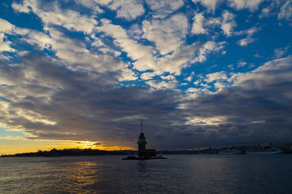 Maiden 's Tower, Salacak açıklarında, Marmara Denizi' ne yakın küçük bir adaya inşa edilmiş bir yapıdır. Efsanelere konu olan, çeşitli söylentilerin anlatıldığı yer..