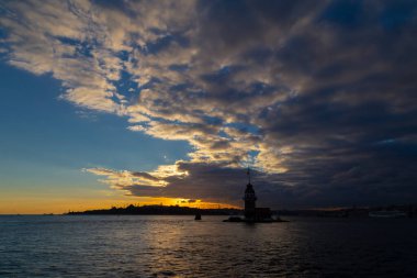 Maiden 's Tower, Salacak açıklarında, Marmara Denizi' ne yakın küçük bir adaya inşa edilmiş bir yapıdır. Efsanelere konu olan, çeşitli söylentilerin anlatıldığı yer..
