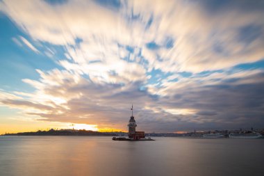 Maiden 's Tower, Salacak açıklarında, Marmara Denizi' ne yakın küçük bir adaya inşa edilmiş bir yapıdır. Efsanelere konu olan, çeşitli söylentilerin anlatıldığı yer..