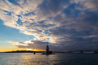 Maiden 's Tower, Salacak açıklarında, Marmara Denizi' ne yakın küçük bir adaya inşa edilmiş bir yapıdır. Efsanelere konu olan, çeşitli söylentilerin anlatıldığı yer..