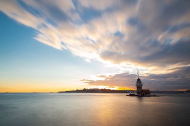 Maiden 's Tower, Salacak açıklarında, Marmara Denizi' ne yakın küçük bir adaya inşa edilmiş bir yapıdır. Efsanelere konu olan, çeşitli söylentilerin anlatıldığı yer..