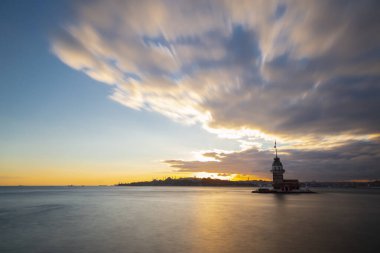 Maiden 's Tower, Salacak açıklarında, Marmara Denizi' ne yakın küçük bir adaya inşa edilmiş bir yapıdır. Efsanelere konu olan, çeşitli söylentilerin anlatıldığı yer..