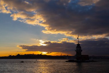 Maiden 's Tower, Salacak açıklarında, Marmara Denizi' ne yakın küçük bir adaya inşa edilmiş bir yapıdır. Efsanelere konu olan, çeşitli söylentilerin anlatıldığı yer..