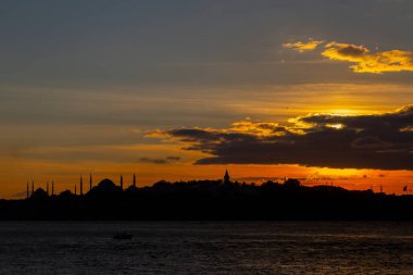 Maiden 's Tower, Salacak açıklarında, Marmara Denizi' ne yakın küçük bir adaya inşa edilmiş bir yapıdır. Efsanelere konu olan, çeşitli söylentilerin anlatıldığı yer..