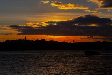 Maiden 's Tower, Salacak açıklarında, Marmara Denizi' ne yakın küçük bir adaya inşa edilmiş bir yapıdır. Efsanelere konu olan, çeşitli söylentilerin anlatıldığı yer..