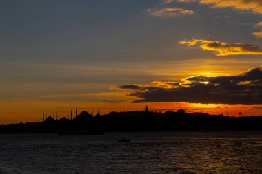 Maiden 's Tower, Salacak açıklarında, Marmara Denizi' ne yakın küçük bir adaya inşa edilmiş bir yapıdır. Efsanelere konu olan, çeşitli söylentilerin anlatıldığı yer..