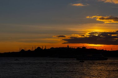 Maiden 's Tower, Salacak açıklarında, Marmara Denizi' ne yakın küçük bir adaya inşa edilmiş bir yapıdır. Efsanelere konu olan, çeşitli söylentilerin anlatıldığı yer..