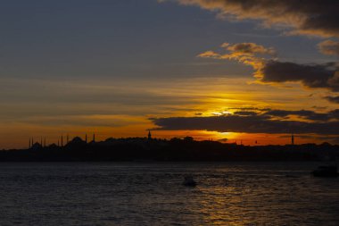 Maiden 's Tower, Salacak açıklarında, Marmara Denizi' ne yakın küçük bir adaya inşa edilmiş bir yapıdır. Efsanelere konu olan, çeşitli söylentilerin anlatıldığı yer..
