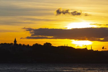 Maiden 's Tower, Salacak açıklarında, Marmara Denizi' ne yakın küçük bir adaya inşa edilmiş bir yapıdır. Efsanelere konu olan, çeşitli söylentilerin anlatıldığı yer..