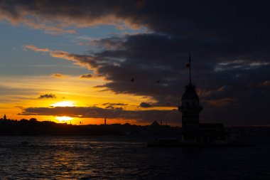 Maiden 's Tower, Salacak açıklarında, Marmara Denizi' ne yakın küçük bir adaya inşa edilmiş bir yapıdır. Efsanelere konu olan, çeşitli söylentilerin anlatıldığı yer..