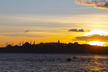 Maiden 's Tower, Salacak açıklarında, Marmara Denizi' ne yakın küçük bir adaya inşa edilmiş bir yapıdır. Efsanelere konu olan, çeşitli söylentilerin anlatıldığı yer..
