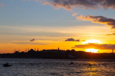 Maiden 's Tower, Salacak açıklarında, Marmara Denizi' ne yakın küçük bir adaya inşa edilmiş bir yapıdır. Efsanelere konu olan, çeşitli söylentilerin anlatıldığı yer..