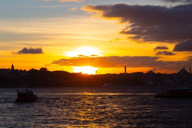 Maiden 's Tower, Salacak açıklarında, Marmara Denizi' ne yakın küçük bir adaya inşa edilmiş bir yapıdır. Efsanelere konu olan, çeşitli söylentilerin anlatıldığı yer..