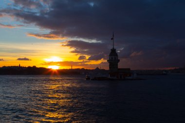 Maiden 's Tower, Salacak açıklarında, Marmara Denizi' ne yakın küçük bir adaya inşa edilmiş bir yapıdır. Efsanelere konu olan, çeşitli söylentilerin anlatıldığı yer..