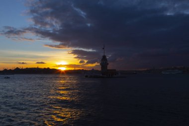 Maiden 's Tower, Salacak açıklarında, Marmara Denizi' ne yakın küçük bir adaya inşa edilmiş bir yapıdır. Efsanelere konu olan, çeşitli söylentilerin anlatıldığı yer..
