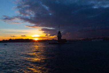 Maiden 's Tower, Salacak açıklarında, Marmara Denizi' ne yakın küçük bir adaya inşa edilmiş bir yapıdır. Efsanelere konu olan, çeşitli söylentilerin anlatıldığı yer..