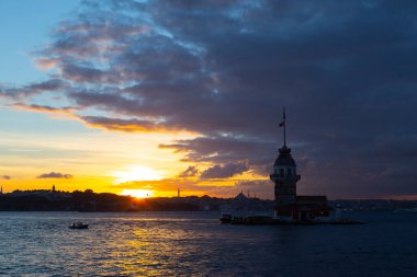 Maiden 's Tower, Salacak açıklarında, Marmara Denizi' ne yakın küçük bir adaya inşa edilmiş bir yapıdır. Efsanelere konu olan, çeşitli söylentilerin anlatıldığı yer..