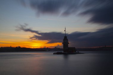 Maiden 's Tower, Salacak açıklarında, Marmara Denizi' ne yakın küçük bir adaya inşa edilmiş bir yapıdır. Efsanelere konu olan, çeşitli söylentilerin anlatıldığı yer..