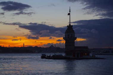 Maiden 's Tower, Salacak açıklarında, Marmara Denizi' ne yakın küçük bir adaya inşa edilmiş bir yapıdır. Efsanelere konu olan, çeşitli söylentilerin anlatıldığı yer..