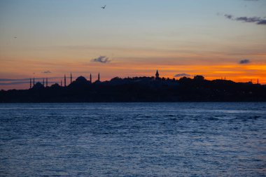 Maiden 's Tower, Salacak açıklarında, Marmara Denizi' ne yakın küçük bir adaya inşa edilmiş bir yapıdır. Efsanelere konu olan, çeşitli söylentilerin anlatıldığı yer..
