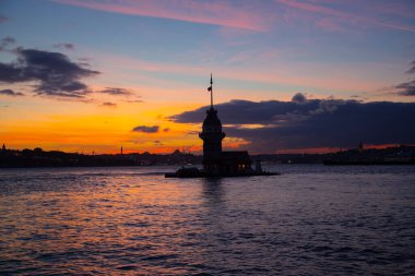 Maiden 's Tower, Salacak açıklarında, Marmara Denizi' ne yakın küçük bir adaya inşa edilmiş bir yapıdır. Efsanelere konu olan, çeşitli söylentilerin anlatıldığı yer..
