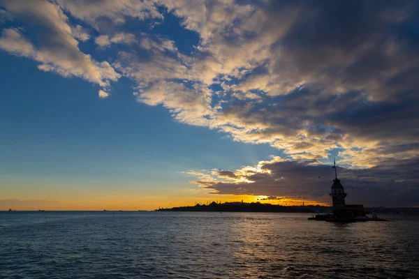 Maiden 's Tower, Salacak açıklarında, Marmara Denizi' ne yakın küçük bir adaya inşa edilmiş bir yapıdır. Efsanelere konu olan, çeşitli söylentilerin anlatıldığı yer..