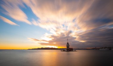 Bakire Kulesi, Salacak açıklarında, Boğaz açıklarında küçük bir adacık üzerine inşa edilmiş bir yapıdır.,