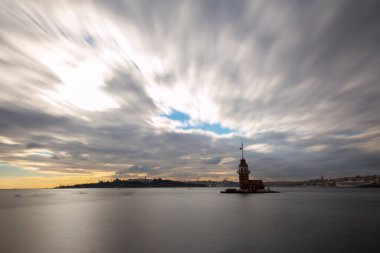 Bakire Kulesi, Salacak açıklarında, Boğaz açıklarında küçük bir adacık üzerine inşa edilmiş bir yapıdır.,
