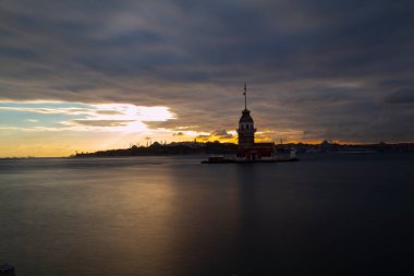 Bakire Kulesi, Salacak açıklarında, Boğaz açıklarında küçük bir adacık üzerine inşa edilmiş bir yapıdır.,