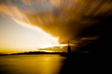 Maiden 's Tower, Salacak açıklarında, Marmara Denizi' ne yakın küçük bir adaya inşa edilmiş bir yapıdır. Efsanelere konu olan, çeşitli söylentilerin anlatıldığı yer..