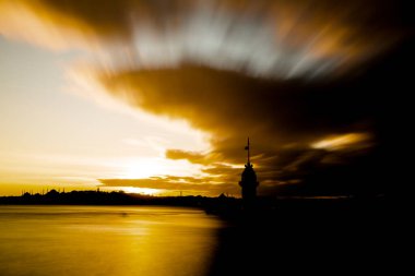 Maiden 's Tower, Salacak açıklarında, Marmara Denizi' ne yakın küçük bir adaya inşa edilmiş bir yapıdır. Efsanelere konu olan, çeşitli söylentilerin anlatıldığı yer..